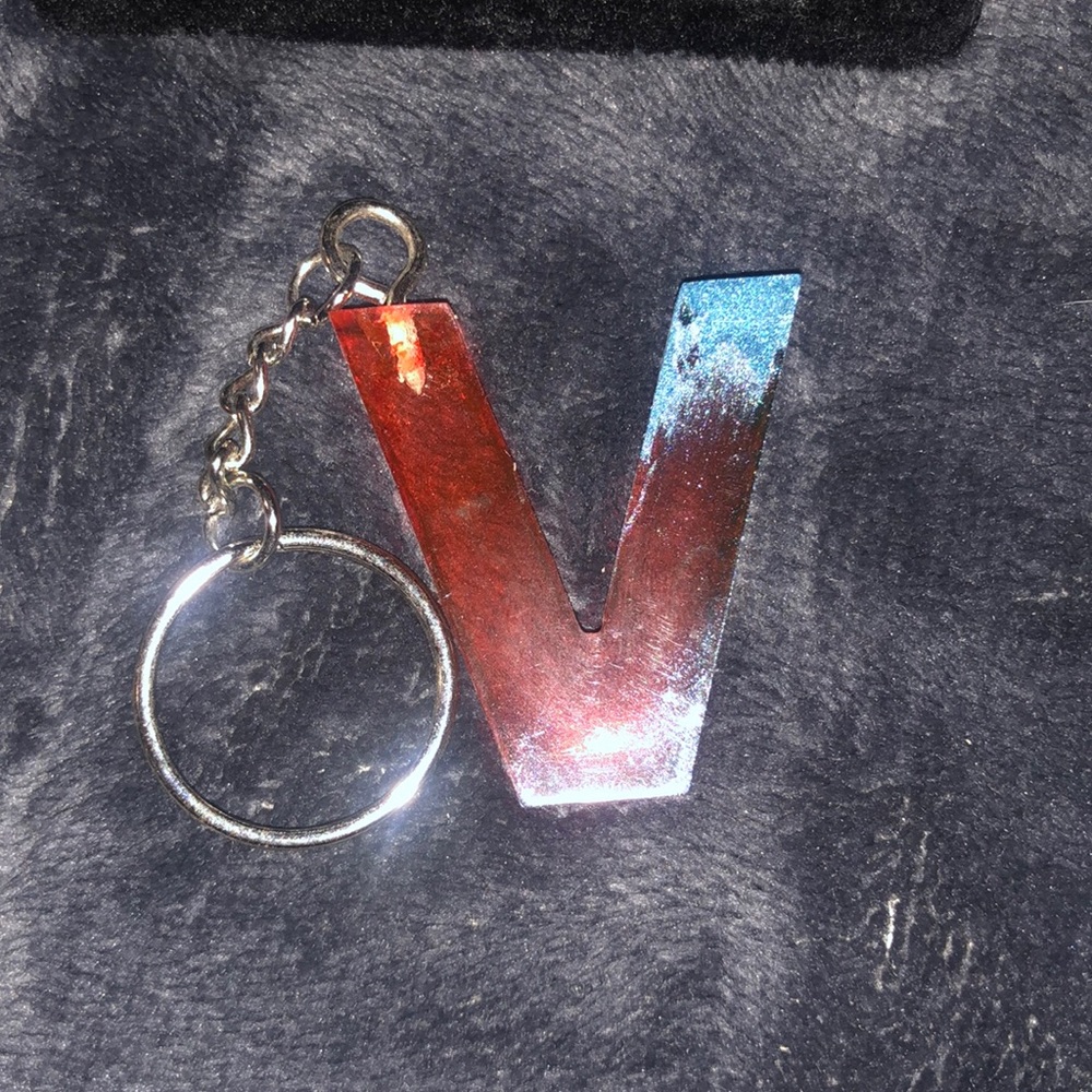 Y Red and blue resin keychain